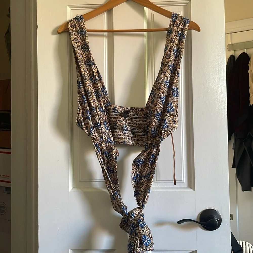 Valija Top Cross Over Halter Cut Out - Picture 3 of 4